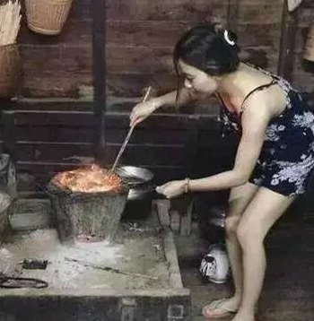 农村媳妇真贤惠啊，一大早就起来做饭人物gif搞笑图片