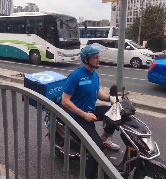 老外也上岗了，可见中国外卖市场有多大人物gif搞笑图片
