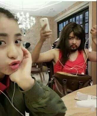 姑娘的闺蜜貌似是个性情中人啊人物gif搞笑图片