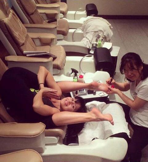 见过这样的妹子吗？人物gif搞笑图片