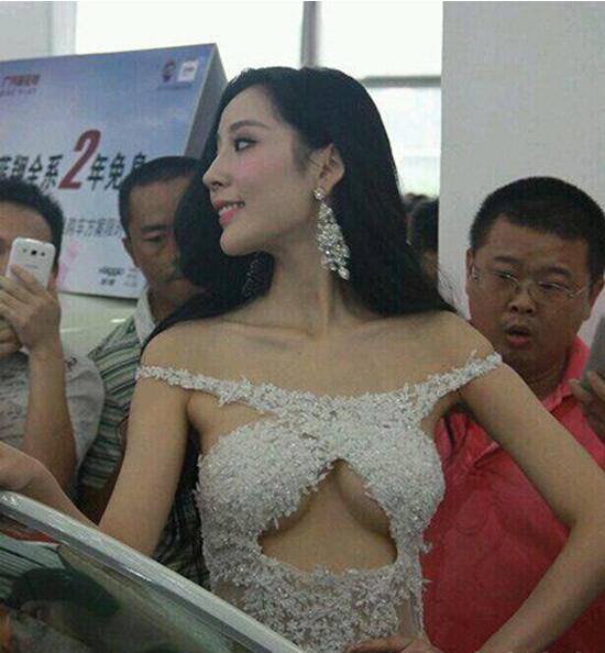 被后面的哥们莫名的戳中了笑点人物gif搞笑图片