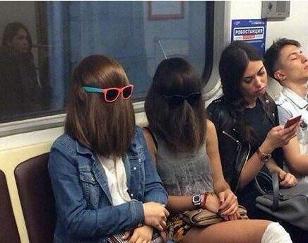 在车上碰到这两个二B 我真的无语了人物gif搞笑图片