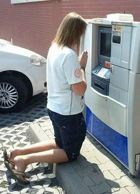 妹子，跪下拜取款机就能自动出钱吗人物gif搞笑图片