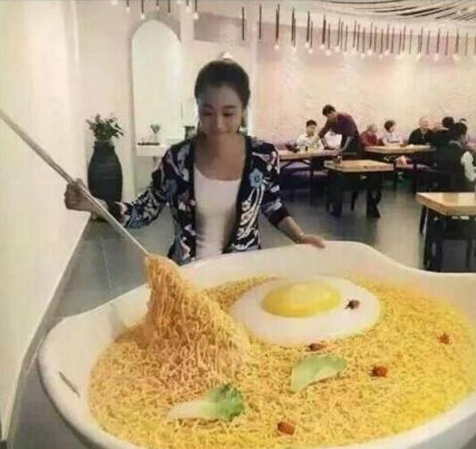 你吃面也就算了，告诉我这是什么蛋？人物gif搞笑图片