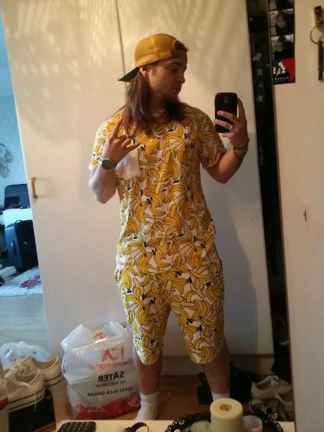 菇凉，你是有多爱香蕉！人物gif搞笑图片