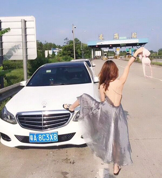 妹子，你这是露胸打劫么？人物gif搞笑图片