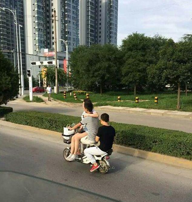 女生都得坐副驾驶人物gif搞笑图片