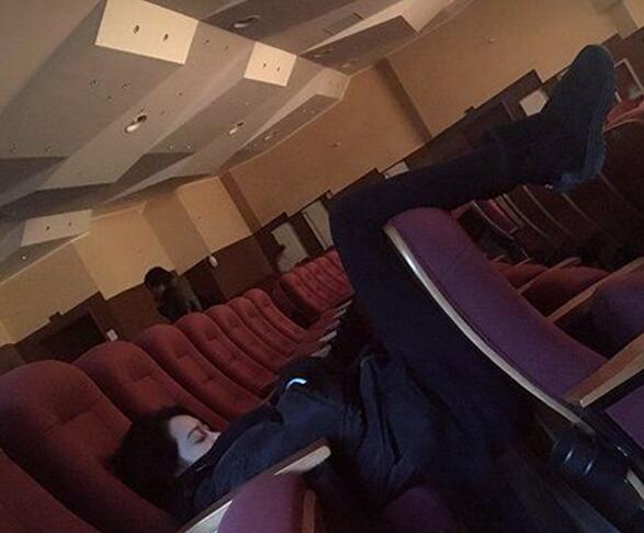 电影太无趣，看着看着就睡着了人物gif搞笑图片