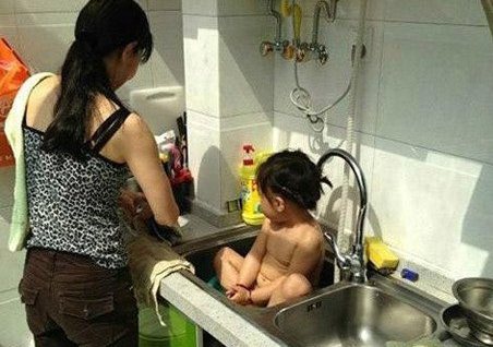 二货媳妇说要给孩子洗澡人物gif搞笑图片