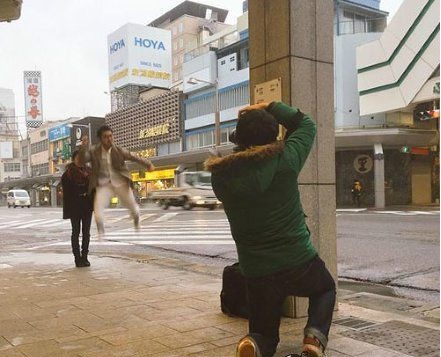 骚年，就不能好好拍个照吗人物gif搞笑图片