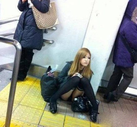 妹子，地上凉。。。人物gif搞笑图片