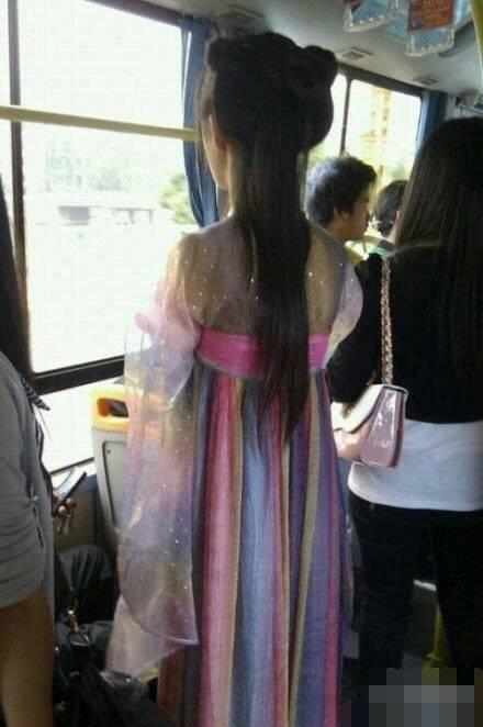 妹子那么清新脱俗，是从古代穿越过来的么人物gif搞笑图片