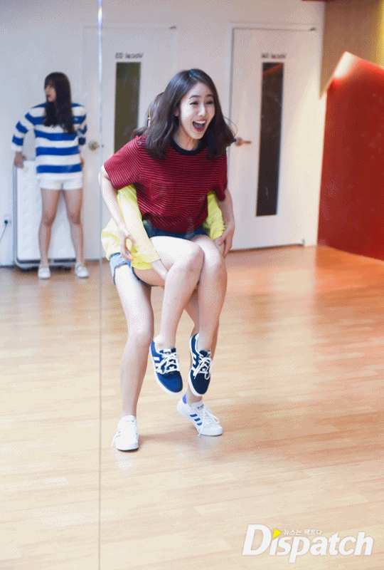 放开那个姑娘，让我来人物gif搞笑图片