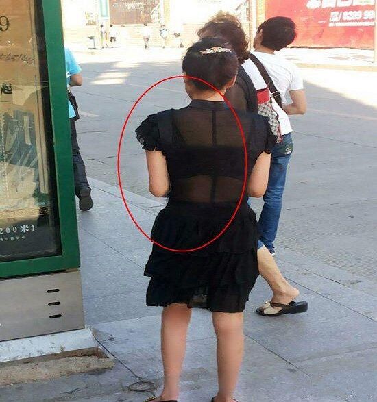 妹子穿了个蚊帐做的衣服可就出门了啊，太惹眼了吧人物gif搞笑图片