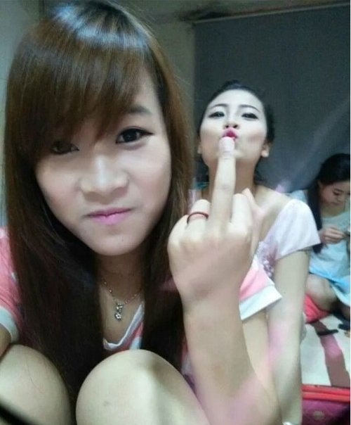 自拍要注意，抢镜很得意人物gif搞笑图片