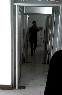 喂！你在哪呢？我刚从女浴室出来人物gif搞笑图片