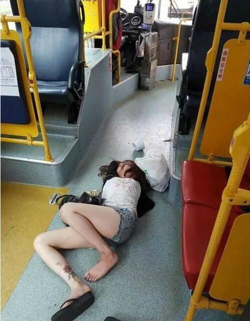 竟然没人扶一下人物gif搞笑图片