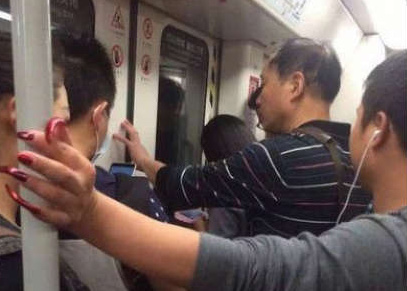 大哥，你这指甲。。。人物gif搞笑图片