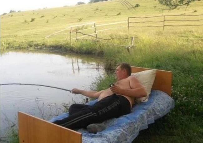 闲来垂钓人物gif搞笑图片