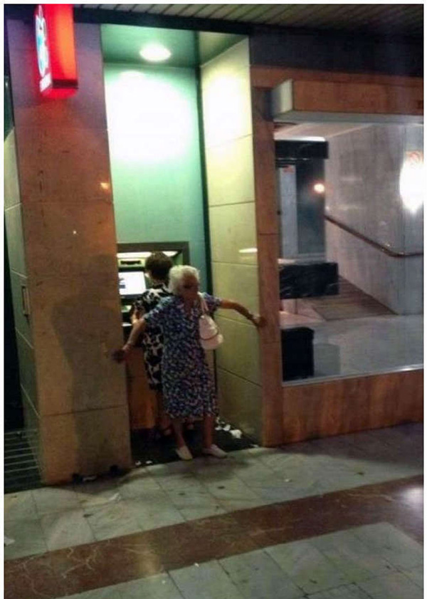 霸气侧漏的重量级保镖人物gif搞笑图片