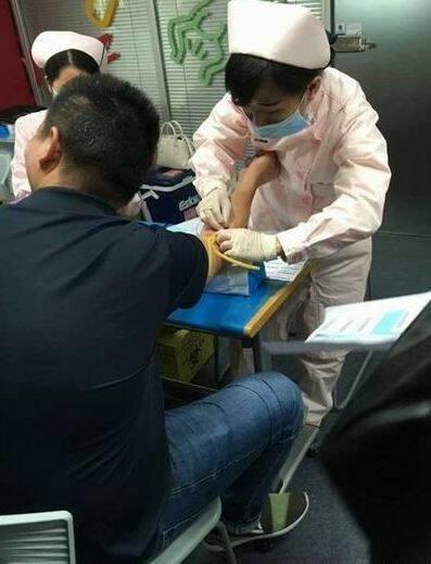 这位大哥一看就是故意的，对于这样的行为，我想说请告诉我地址人物gif搞笑图片