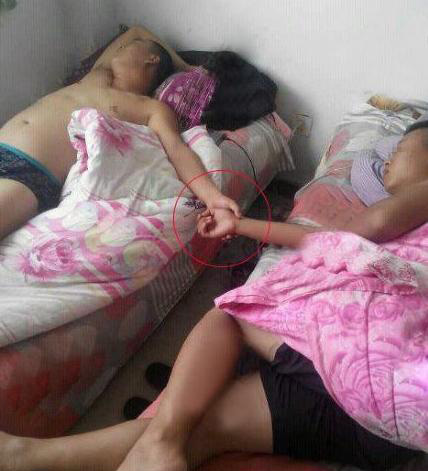 好基友，手牵手，开开心心睡一宿人物gif搞笑图片