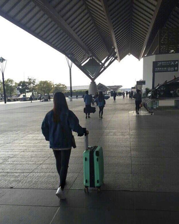 悲伤的撞衫人物gif搞笑图片