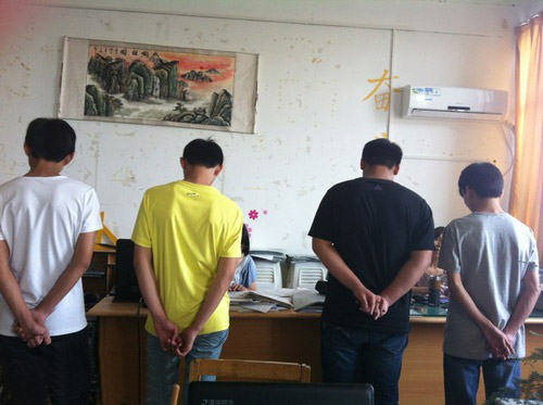 早上开会，领导发飙中人物gif搞笑图片