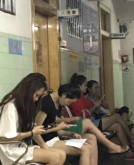 现在的年轻人啊，都是作孽人物gif搞笑图片