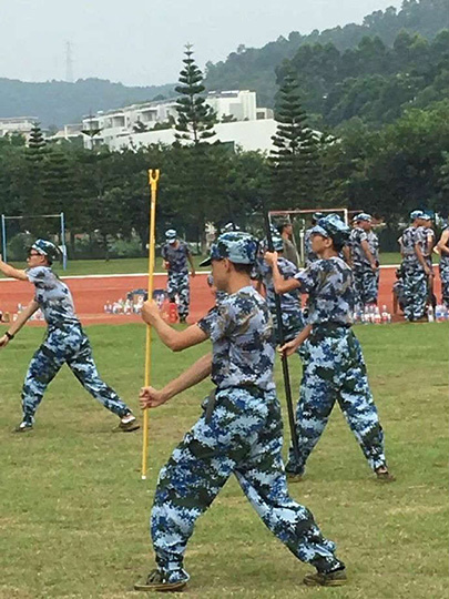 军训中的VIP玩家，自带史诗级武器人物gif搞笑图片