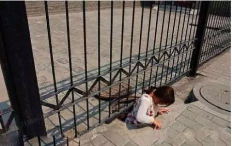 独特的翻栏杆技巧人物gif搞笑图片