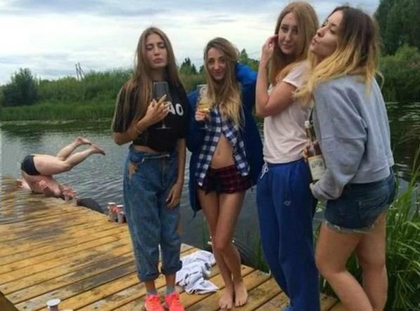 总有人在实力抢镜人物gif搞笑图片