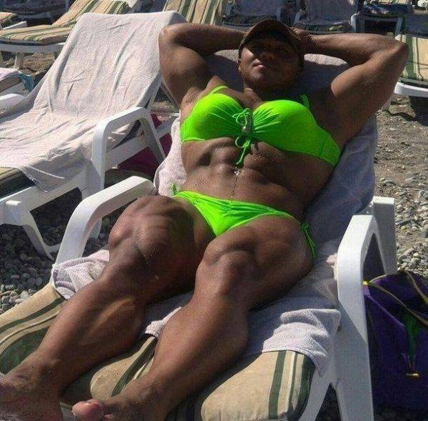 帅哥，帮我涂一下防晒霜人物gif搞笑图片