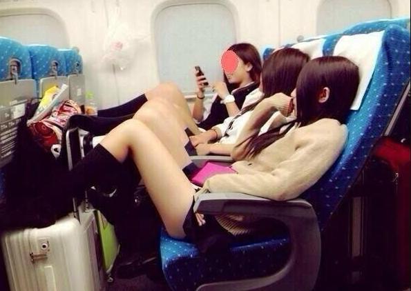 马上开学了，学妹们注意安全在学校等你们人物gif搞笑图片