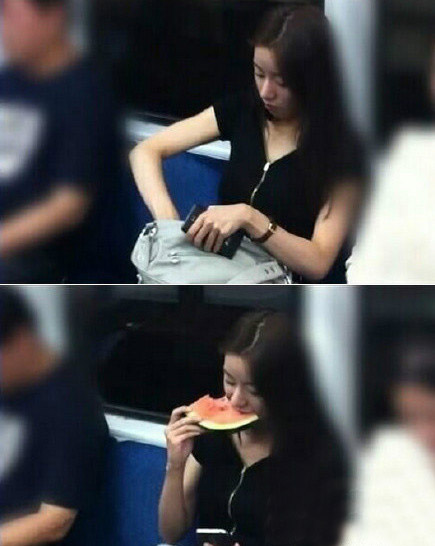 今天遇见了一个妹子，从包包里拿出了.....西瓜吃人物gif搞笑图片