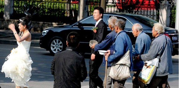 结婚偏遇拦路虎人物gif搞笑图片