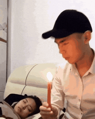 妹子，不就滴一滴蜡，至于这么大反应吗？人物gif搞笑图片