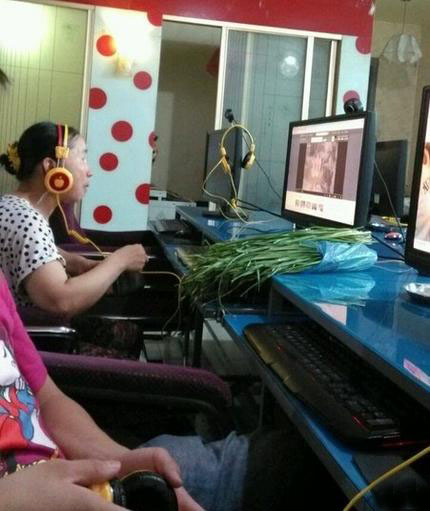 这真是看片儿摘菜两不误啊人物gif搞笑图片