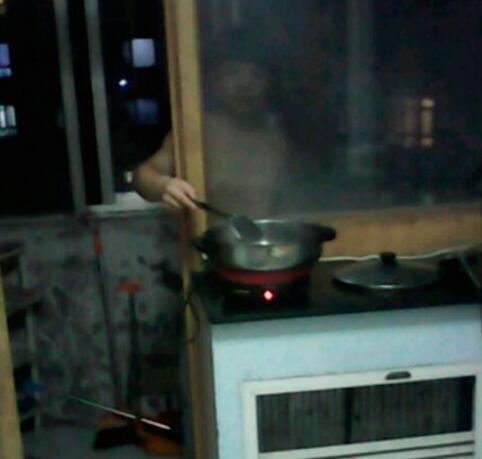 奇葩是这样炒菜的人物gif搞笑图片