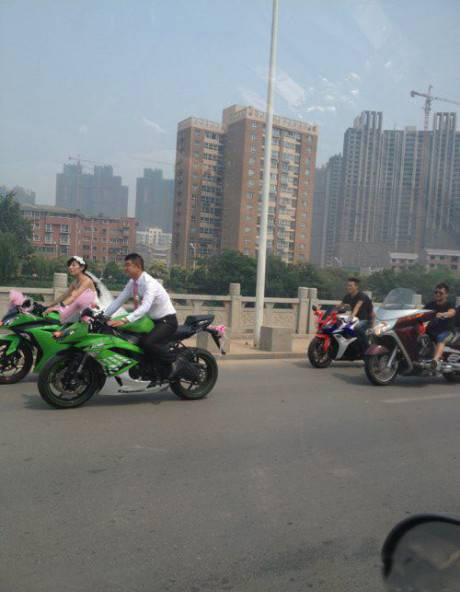 女汉子结婚都这么霸气！人物gif搞笑图片