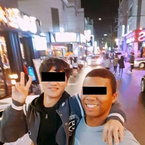 韩国网友分享了一张自己和黑人兄弟的自拍，以及…背后甜蜜的真相人物gif搞笑图片