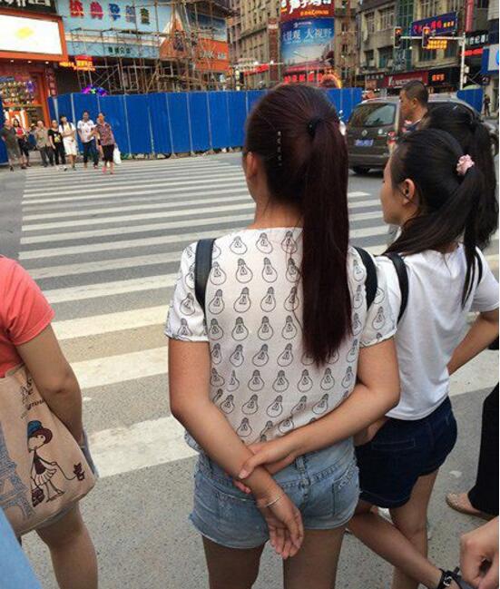 这一身的灯泡，从此人生不再黑暗人物gif搞笑图片