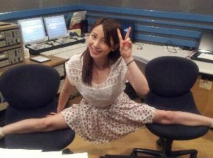 如果椅子滑开的话，那画面该多美人物gif搞笑图片