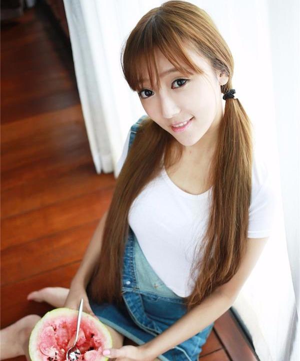 天气太热了，偶遇公司的妹子在吃西瓜，特意拍了一张照片留恋一下人物gif搞笑图片