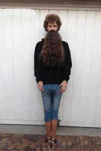 第一眼看成胡子的举手人物gif搞笑图片