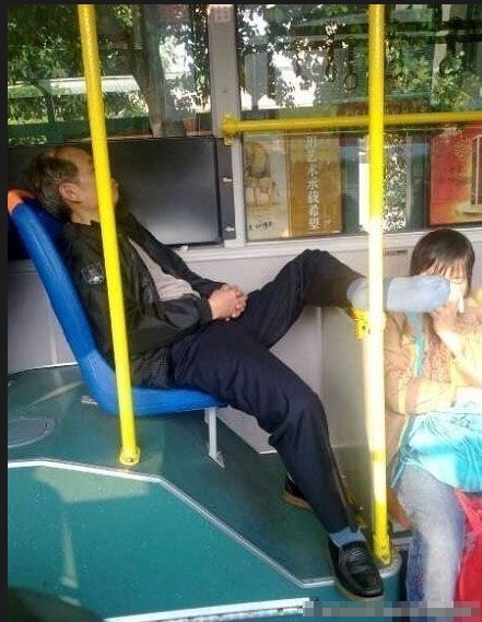 公车上遇到不讲文明的大叔人物gif搞笑图片