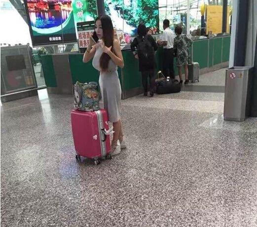 妹纸这两坨大山真能压死人人物gif搞笑图片