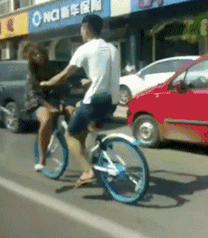 现在情侣都流行这样骑车了？人物gif搞笑图片