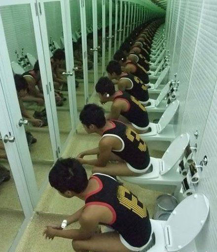 拉不出的时候，看看和自己一样的人人物gif搞笑图片