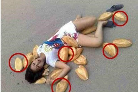 犹豫了好长时间到底应不应该捡了面包就走人物gif搞笑图片